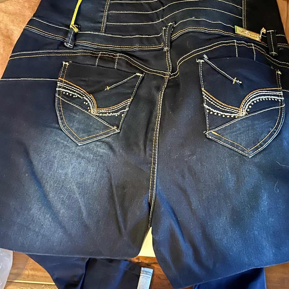 Vior J Tushy super stretch jeans. NWT